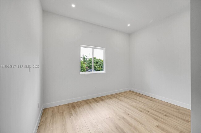 Building Photo - 2931 SW 12th Ave