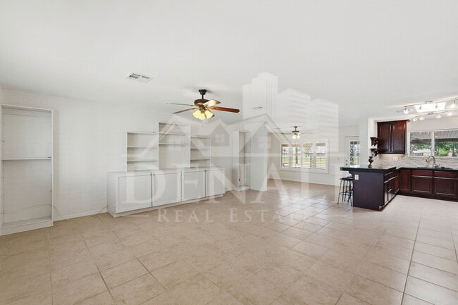 Building Photo - 10747 W Hope Dr
