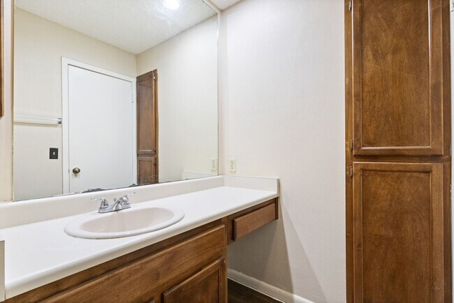 Building Photo - 2255 Thousand Oaks Dr