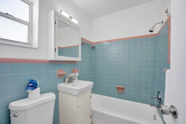 Building Photo - 335 Desoto St