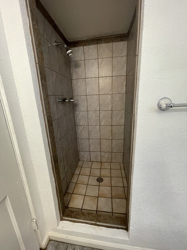 Building Photo - 8415 Menaul Blvd NE