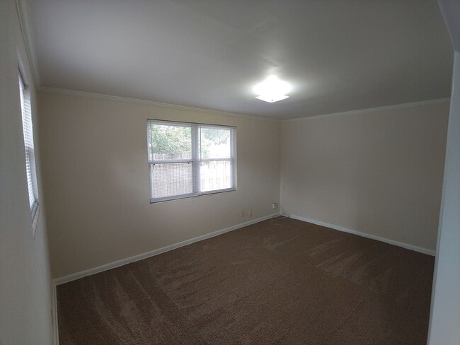 Building Photo - Cute 3BR/1BA cottage with central heat & a...