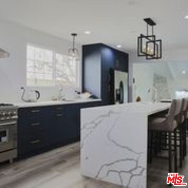 Building Photo - 446 S Almont Dr