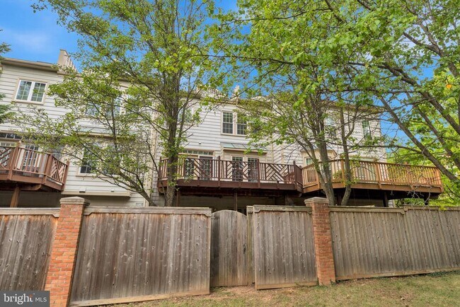 Building Photo - 1814 Fallbrook Ln