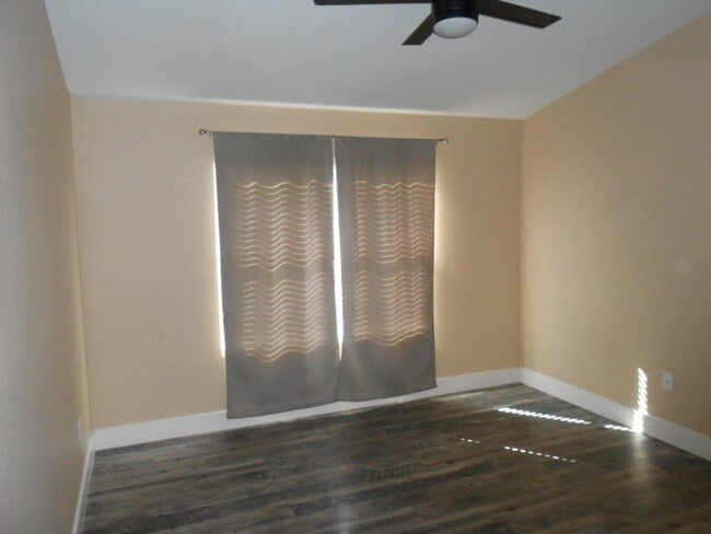 Building Photo - 2nd Floor 2 Bedroom Condo in Gated Community