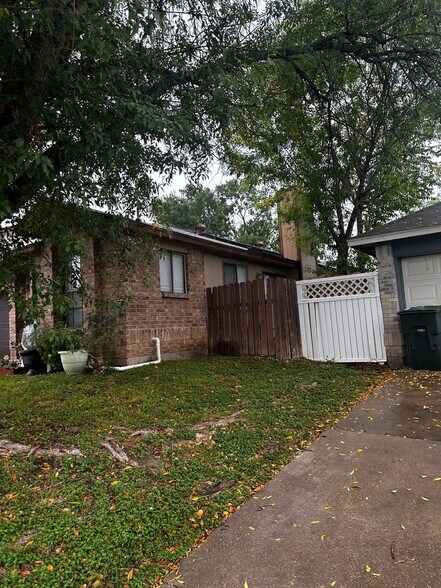 Building Photo - 4703 Stone Ridge Dr