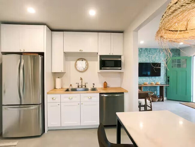 Building Photo - FARM VIEW BUNGALOW across from UofA Campus Farm! Available Today!