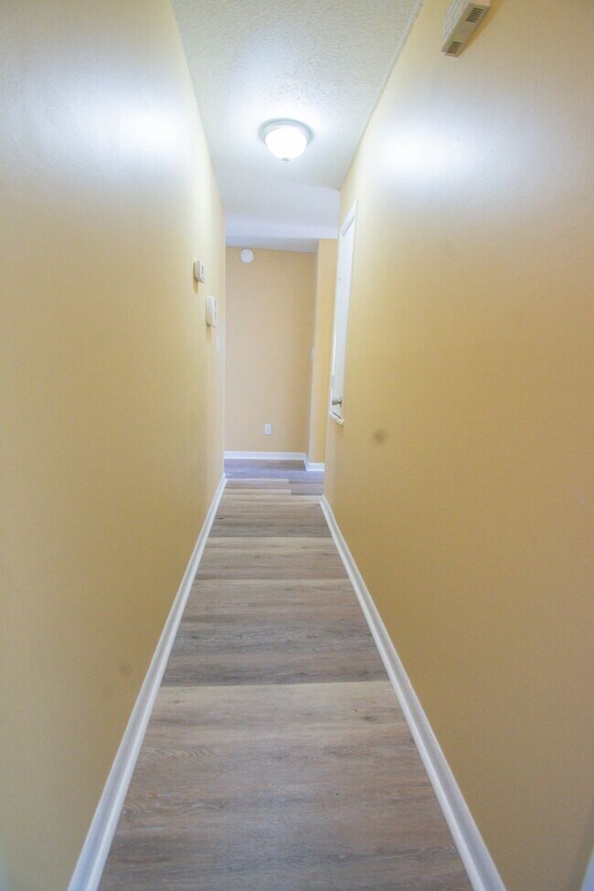 Building Photo - 3 Bedroom 2 Bathroom Fully Updated!!