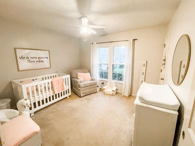 Building Photo - Fantastic 3bd/2ba home! Coming soon!