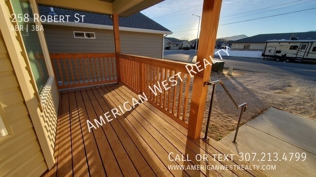 Building Photo - 258 Robert St