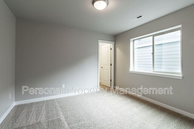 Building Photo - 5912 NE 47th St