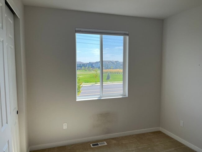 Building Photo - Modern Luxury Meets Convenience in Hillsboro