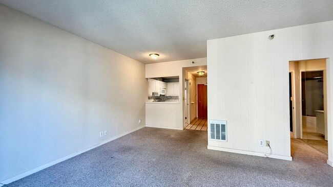 Building Photo - Comfortable Studio Living with Balcony, Parking & Storage at Daniel Burnham Court