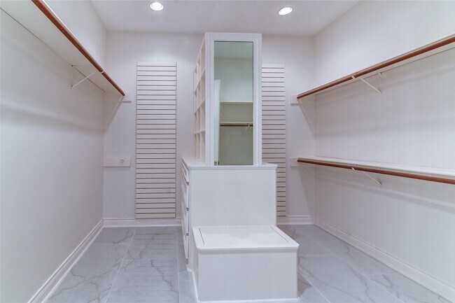 Building Photo - 90 Heathrow Ln