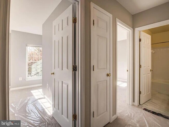 Building Photo - 9241 Greenshire Dr