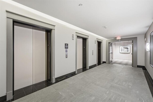 Building Photo - 100 S Eola Dr