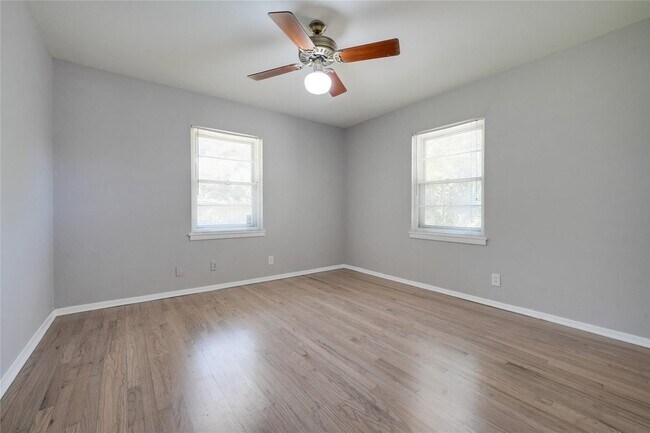 Building Photo - 2442 Oates Dr