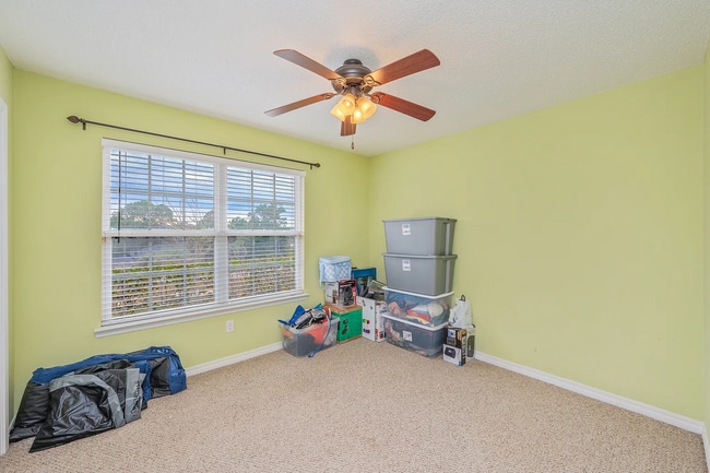 Building Photo - 4 Bedroom 2 bathroom