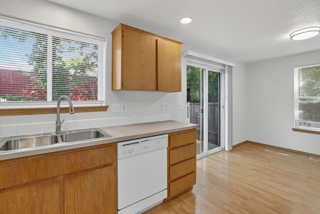 Building Photo - Great 2 story Townhome with Garage!