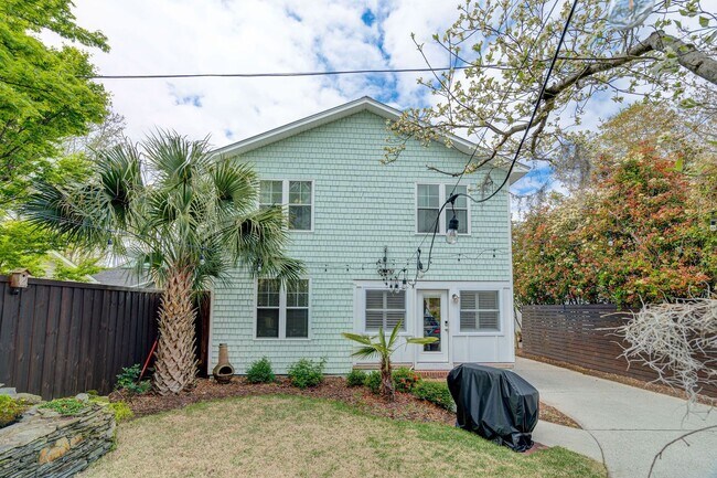 Building Photo - Midtown Rental in Forest Hills