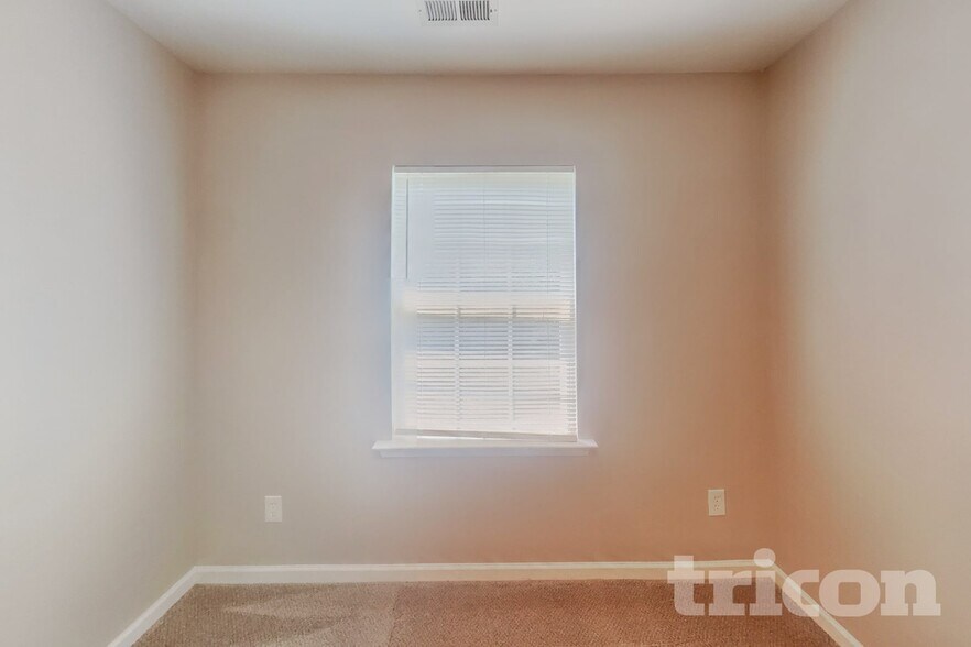 Building Photo - 910 Statler Dr