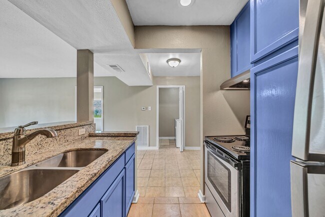 Building Photo - 770 Memorial Mews St