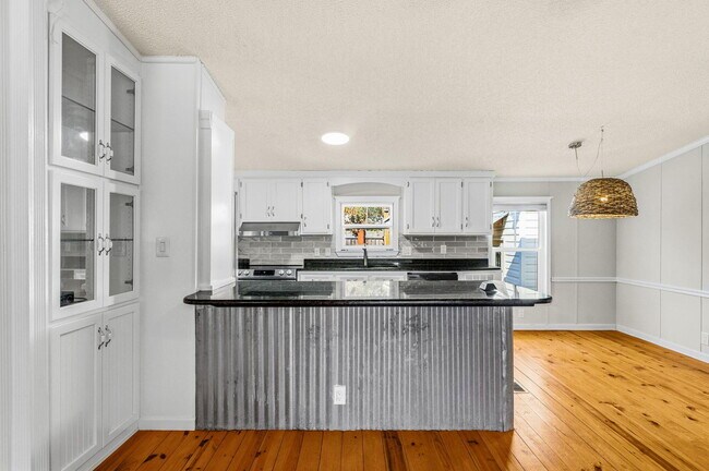 Building Photo - 215 Lee Pl