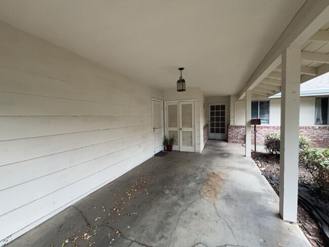 Building Photo - 605 Radcliffe Dr