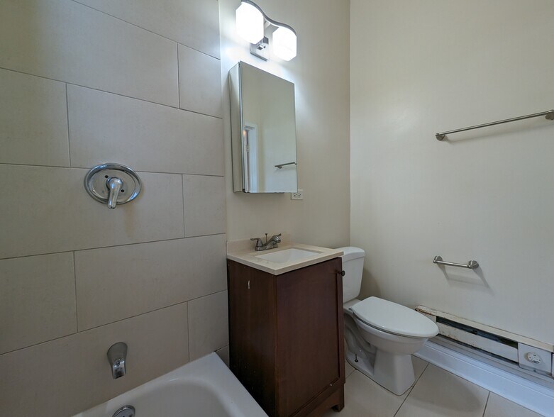 Building Photo - 4735 N Hermitage Ave