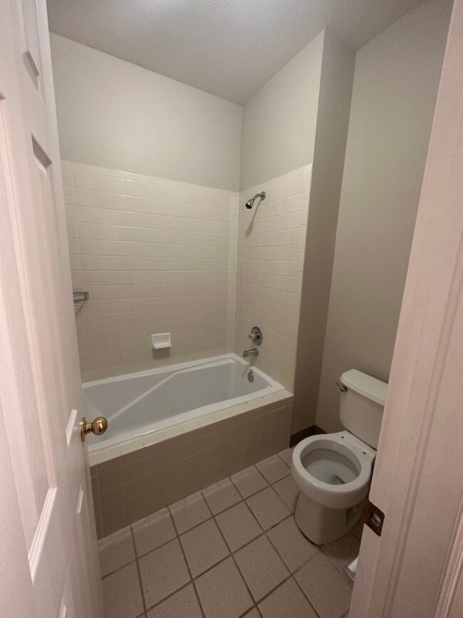 Building Photo - Updated 2 bed, 2 bath Upper Level Condo- A...