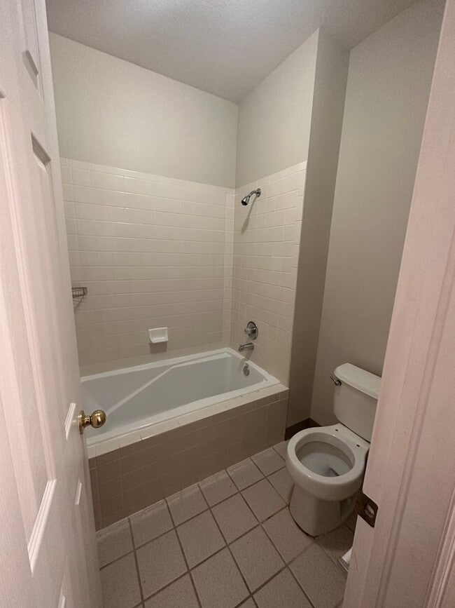 Building Photo - Updated 2 bed, 2 bath Upper Level Condo