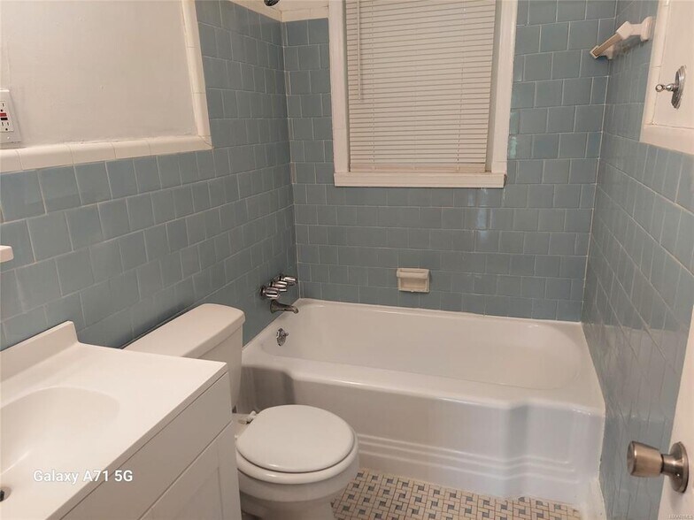 Hall Bath - 2505 Bay St