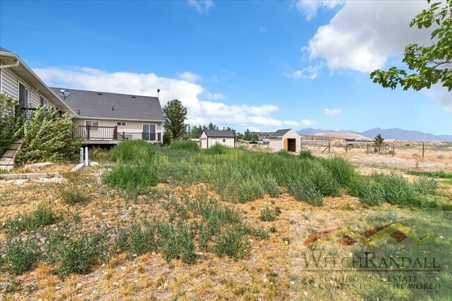 Building Photo - Spacious Single Family Home With Attached ...