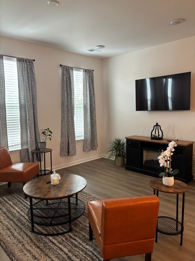 Building Photo - 4633 Forest Hills Dr