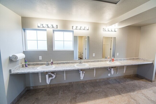Building Photo - Townhome with 2-Car Garage!
