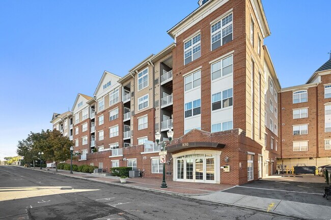 Primary Photo - 850 E Main St