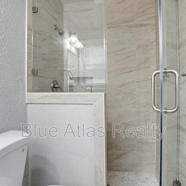 Building Photo - 1613 Continental Dr