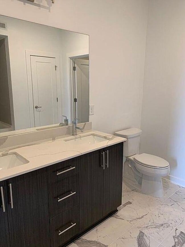 Building Photo - Sleek 2 bed 2 bath West End condo!