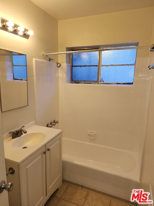 Building Photo - 1013 N San Vicente Blvd