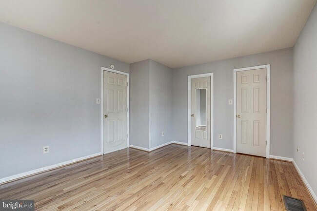 Building Photo - 5518 Sully Lake Dr