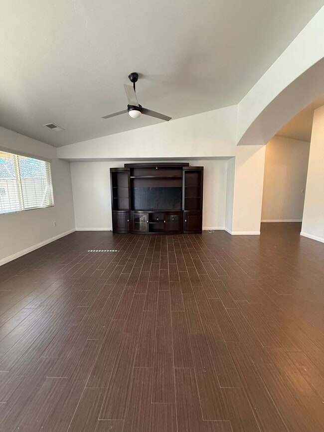 Building Photo - Spacious 4 bed 2 Bath in Desirable NW Bakersfield