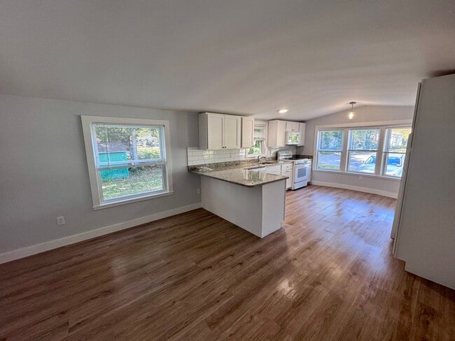 Building Photo - Renovated 2-bedroom Single Family in Dover, NH! | Heated Floors! | Washer/Dryer | Large Backyard ...