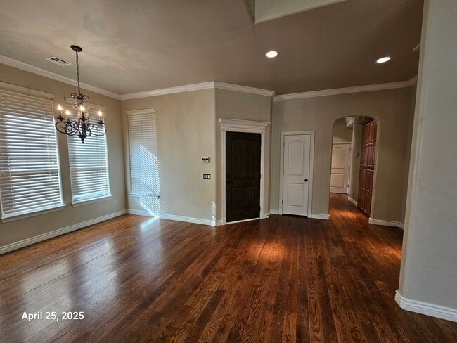 Building Photo - (3) Bed/(2) Bath In Tuscany Court Avail NOW!