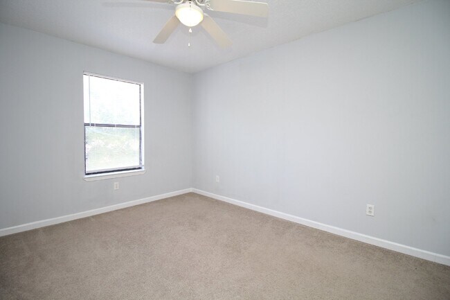 Building Photo - Spacious 3-Bedroom, 1.5-Bath Townhome in Gulf Breeze Near Top-Rated Schools, Beaches, and Gulf Br...