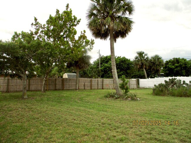 Building Photo - Spacious 3-Bedroom, 2-Bathroom Home in Des...