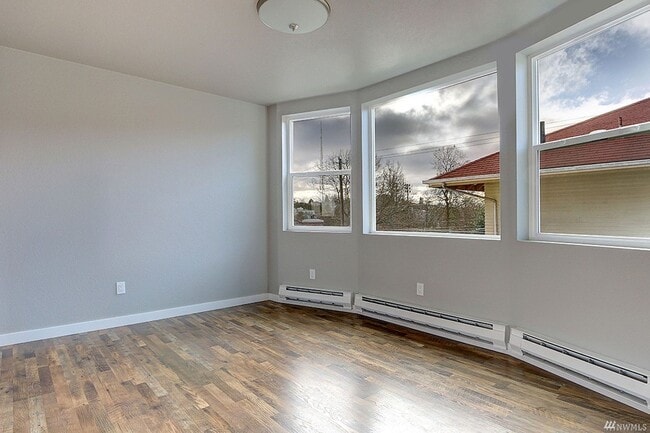 Building Photo - 1906 3rd Ave W