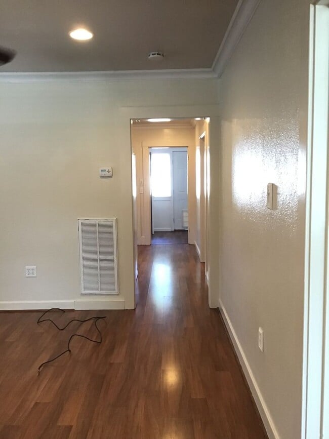 Building Photo - Old Roseville 2 bedroom