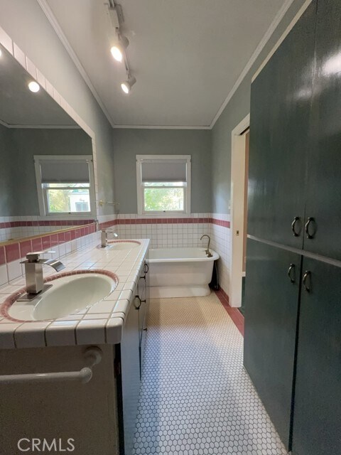 Building Photo - 5480 Live Oak Dr