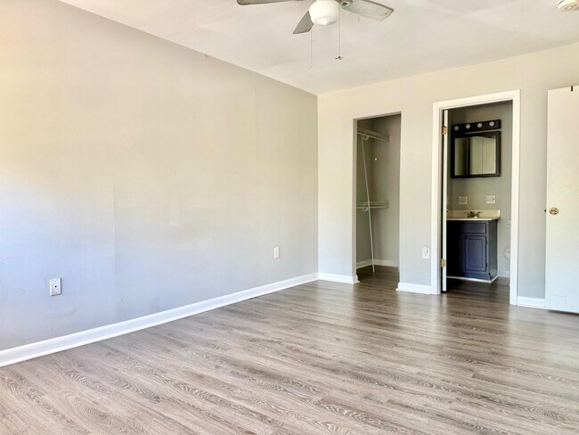 Building Photo - 140 Royal Oak Dr