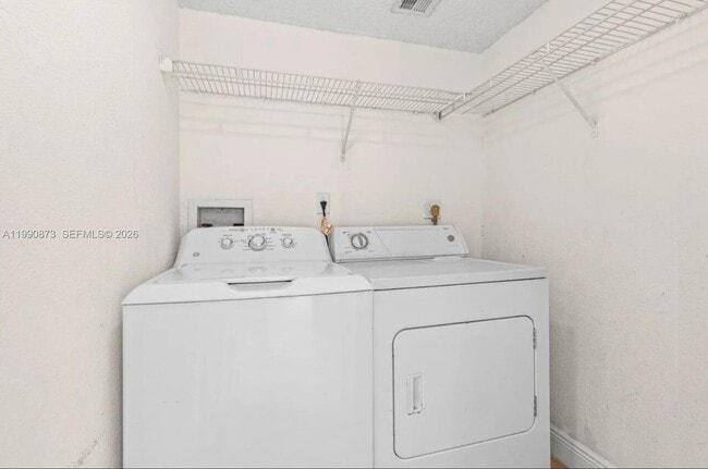 Building Photo - 1495 Lake Crystal Dr